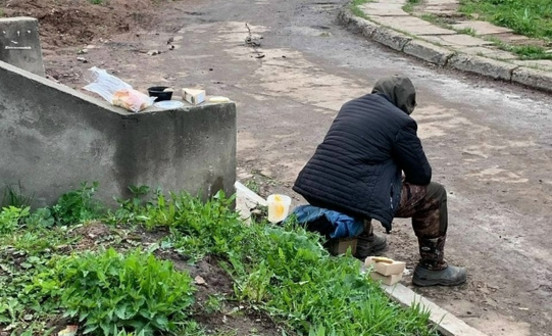 Обычные люди, только очень несчастные. Кто и как в Кирове помогает бездомным