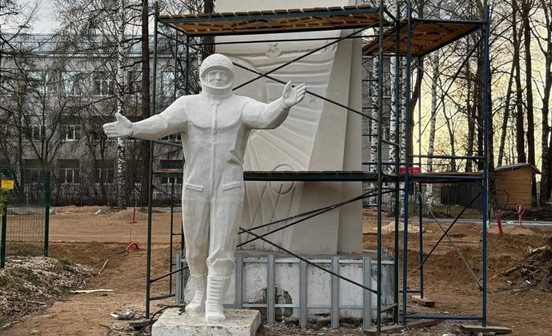 В Белой Холунице продолжают благоустраивать сквер имени Сомова