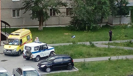 Из окна многоэтажки в Кирове выпал молодой человек