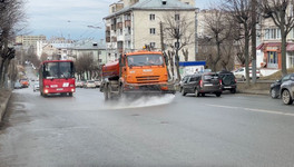 На улицах Кирова начали проводить влажную уборку