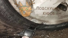 На кольцевой развязке в Кирове водители массово попадают в яму на дороге