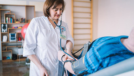 Кировские врачи спасли жизнь пенсионеру, у которого случился инсульт в поезде