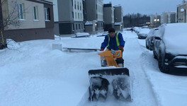 Снег и мусор начали вывозить из кировского микрорайона «Метроград»