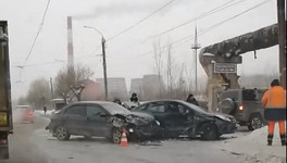 На улице Луганской столкнулись четыре иномарки, есть пострадавшие