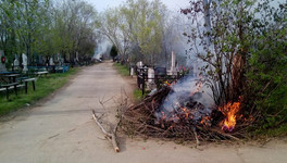 На Новомакарьевском кладбище в Кирове сжигали мусор и устроили большую свалку