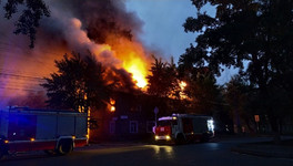 В Кирове на Октябрьском проспекте сгорел жилой дом. Фото и видео