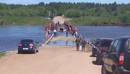 В Кирово-Чепецке затопило наплавной мост в Каринторф. На нём чуть не утонул автомобиль