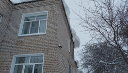 Все крыши зданий в Кировской области очистят от снега к концу недели