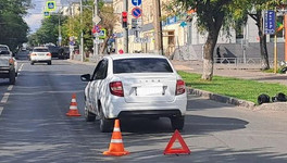 На Октябрьском проспекте столкнулись мотоциклист и Lada Granta, есть пострадавший