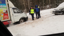 На трассе Киров - Вятские Поляны «ГАЗель» с мороженным попала в тройное ДТП
