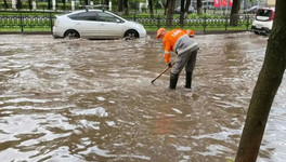 Улицы Кирова затопило после залпового ливня