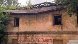 В Кирове крыша аварийного дома может рухнуть на прохожих