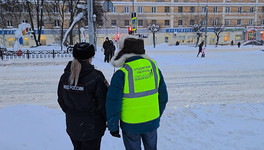 В Кирове «Отцовский патруль» помогает школьникам переходить дорогу у школы №37