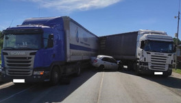 На трассе в Свечинском районе две фуры зажали легковой автомобиль