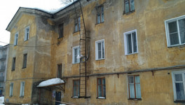 В подъезде дома на Комсомольской обрушился потолок из-за протекающей крыши