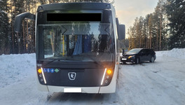 В Слободском районе столкнулись автобус и иномарка