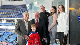 Юный хоккеист из Кирова встретился с Владиславом Третьяком