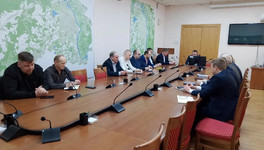 Симаков потребовал от подрядчиков ворошить снег и чистить грунтовки