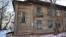 В Кирове 93-летний дом, который хотели ремонтировать, признали аварийным