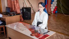 В одной из школ Кирова открыли парту героя