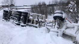 В Кирово-Чепецком районе лесовоз с досками рухнул с моста, объезжая весовой контроль