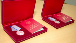 Вдовам погибших на пожаре спасателей вручили медали за отвагу