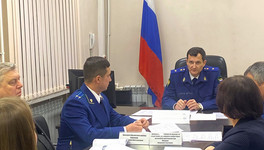 В районах Кировской области заставили власти оборудовать остановку и переход