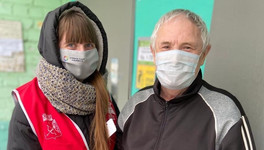 «Каждый должен внести посильный вклад»: кировская компания передала волонтёрам партию многоразовых масок