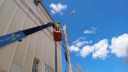 На трёх кировских улицах устанавливают новое освещение
