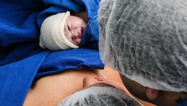 Роды в маске, минимум персонала и обязательные тесты: Минздрав опубликовал рекомендации по оказанию помощи беременным