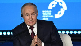 Путин пошутил про умную колонку «Сбера» и Грефа