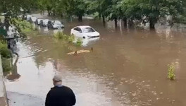 Киров ушёл под воду после сильного дождя. Видео