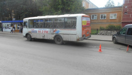 На Октябрьском проспекте пожилую женщину зажало в дверях автобуса