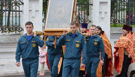 Спасатели сходили в крестный ход в защиту Слободского от пожаров