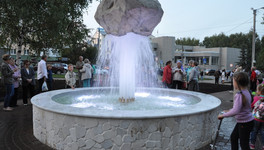 В Кирове открыли новый сквер с фонтаном «Парящий камень»
