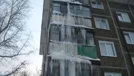 На доме в Кирове выросла сосулька длиной в четыре этажа
