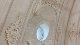 Под куполом Спасского собора устанавливают гипсовые украшения