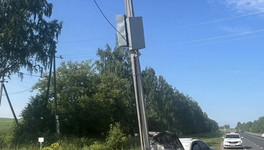 В Кирове Audi съехала с дороги и врезалась в опору ЛЭП