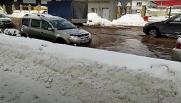 В Кирове затопило улицу Профсоюзную