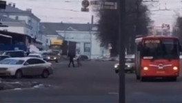 Два кировчанина устроили драку посреди дороги у Комсомольской площади