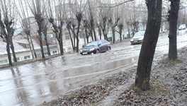 В Кирове затопило проезжую часть Хлебозаводского проезда