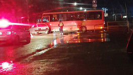 У кировского автовокзала столкнулись пассажирский автобус и легковушка