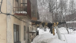 В Нововятске упавшая ледяная глыба оставила без тепла четыре дома