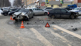 В Кирове столкнулись две «Лады»: пострадал водитель