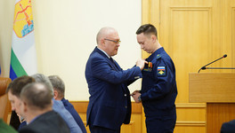 Губернатор вручил награду бойцу из Оричевского округа