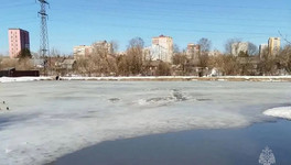 Две девочки провалились под лед в Кирове