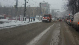 Центральные улицы Кирова начали обрабатывать реагентами из-за снегопада