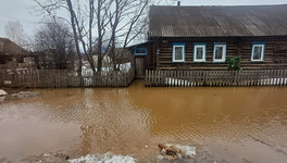 «Столовая работает, но не забудьте взять акваланг»: жители Зуевки бьют тревогу из-за потопа