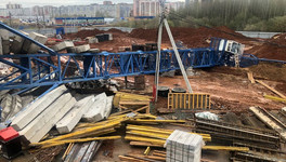 Прокуратура начала проверку после падения крана на стройке школы в Кирове