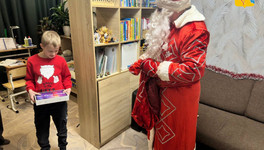 Вице-губернатор Кировской области подарил планшет школьнику